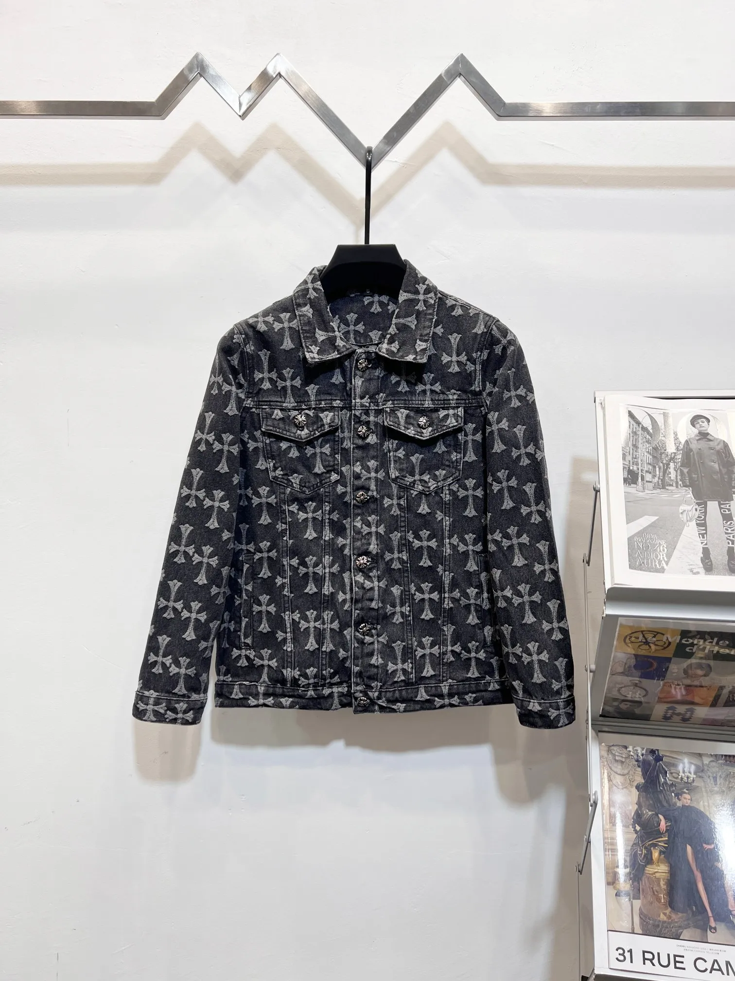 P250 Style No.: (r071) Chrome Hearts double-sided heavy-duty denim jacket with LOGO printed all over the jacquard. The same style as the Internet celebrity star. The cross-printed denim jacket has a unique cross design element and all-over printing, which is full of design. It is made of 100% denim cotton fabric with heavy coarse yarn count, which ensures a stiff and tough silhouette while being soft, comfortable and breathable. The lapel is designed with silver buttons and is full of texture. The classic white cross logo is all over the dress, making it a perfect versatile style for spring and summer! Customized jacquard fabric, you can wear it in various styles. This gender-neutral shirt is a must-have for nightclubs. It can be worn as a jacket for both men and women. It can be easily worn by both men and women! The original loose version is made of high-quality pure cotton fabrics. The fabric pattern is high-definition and delicate without burrs. It is comfortable and breathable to wear. All the buttons are molded and customized. It is casual and fashionable and can be matched with any bottoms. It can be windproof and sunproof in spring and summer. It can be worn outside in autumn and winter! Easily concave shape makes you look slimmer and taller, perfect for both men and women! Style number: Color: Black Size: S M L XL